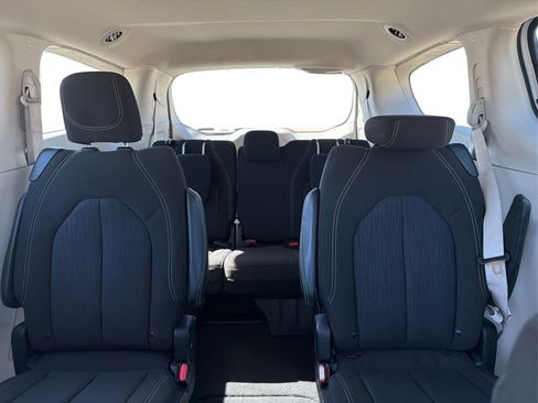 Used 2023 Chrysler Voyager LX image 15