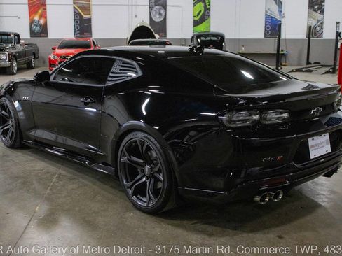 Used 2021 Chevrolet Camaro LT w/ RS Package RWD image 4