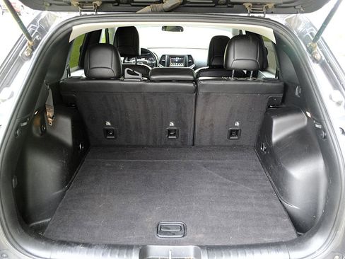 Used 2019 Jeep Cherokee Latitude Plus AWD/4WD image 15