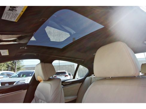 Used 2020 BMW 530i w/ Convenience Package image 30