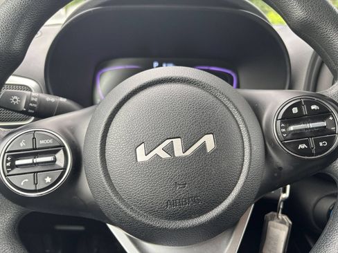 Used 2025 Kia Soul LX w/ LX Technology Package FWD image 25
