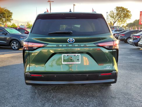 Used 2022 Toyota Sienna XLE image 10