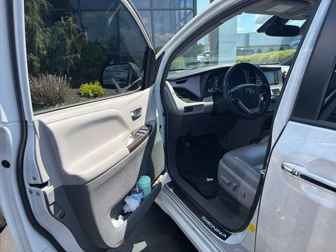 Used 2019 Toyota Sienna XLE w/ XLE Navigation Package FWD image 8