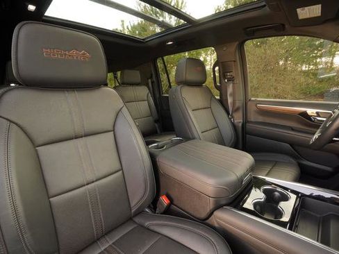 Used 2025 Chevrolet Suburban High Country image 27