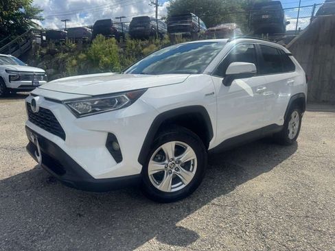 Used 2021 Toyota RAV4 XLE AWD/4WD image 2