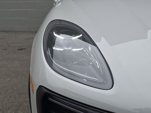 Certified 2025 Porsche Macan image 11