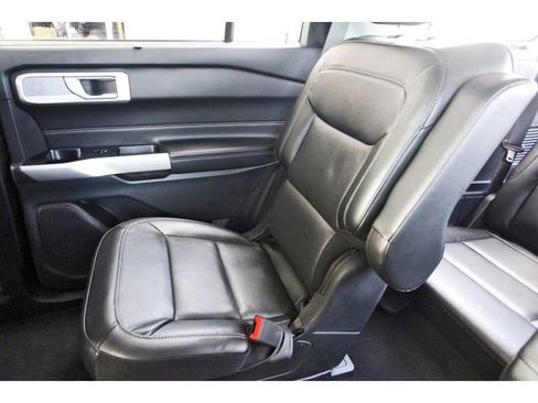 Used 2022 Ford Explorer Limited w/ Equipment Group 301A RWD image 11