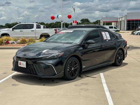 Used 2025 Toyota Camry SE w/ Convenience Package FWD image 7