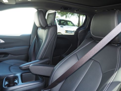 New 2025 Chrysler Pacifica Select w/ Uconnect Theater Family Group image 14