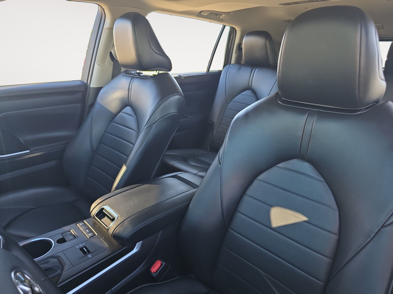 Used 2022 Toyota Highlander XLE FWD image 9
