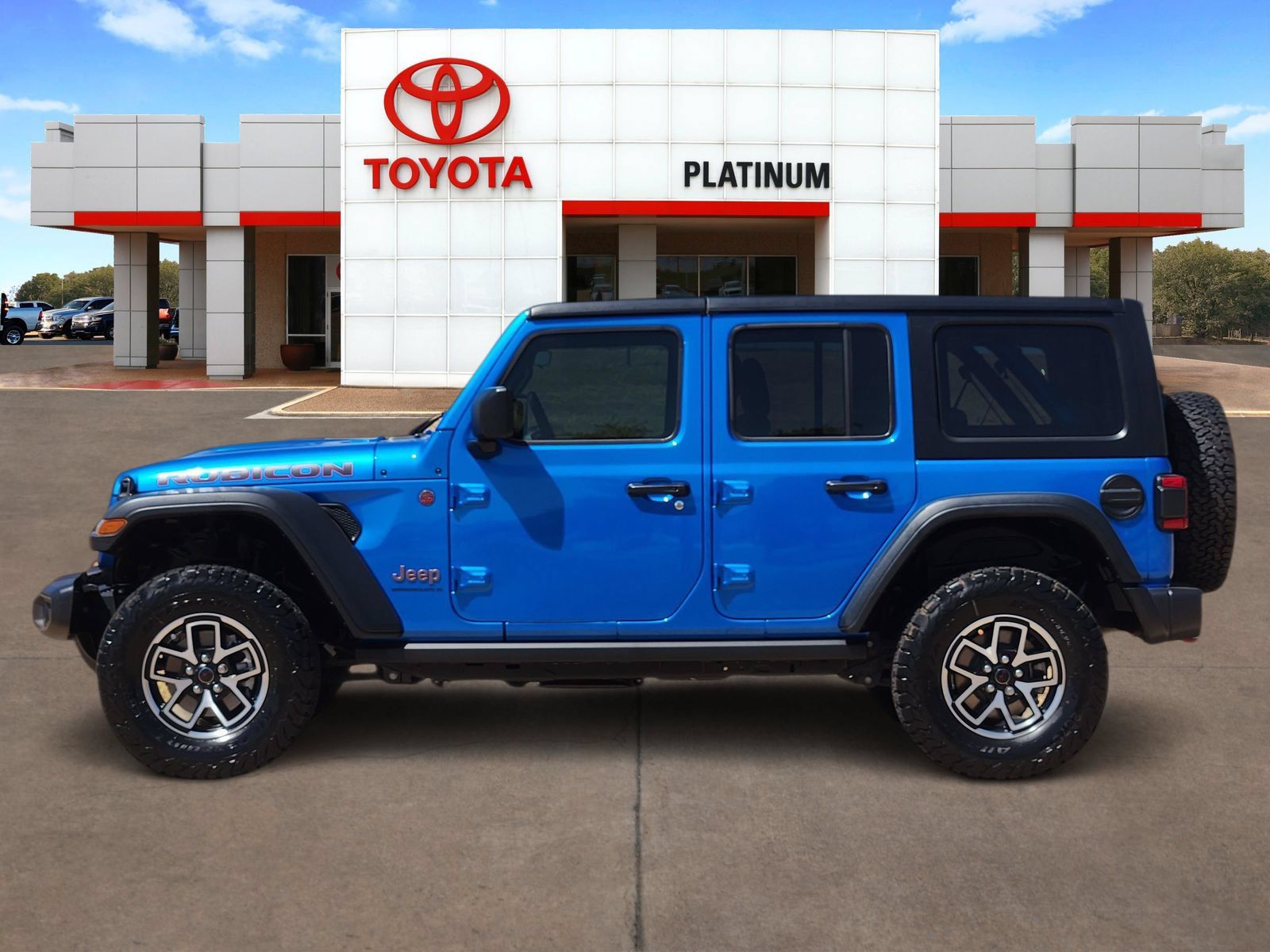 Used 2025 Jeep Wrangler Unlimited Rubicon w/ Convenience Group AWD/4WD image 3