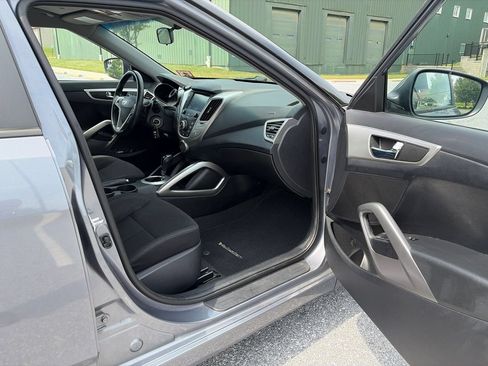 Used 2017 Hyundai Veloster FWD image 11