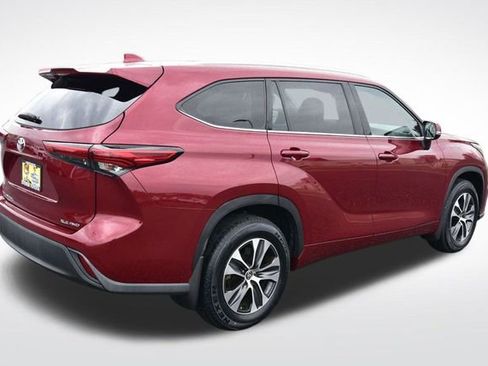 Certified 2021 Toyota Highlander XLE image 4