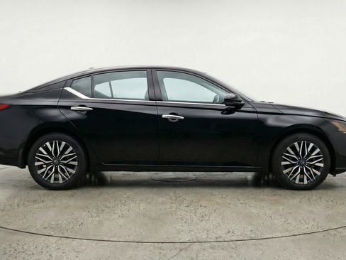 Used 2025 Nissan Altima 2.5 SV image 11