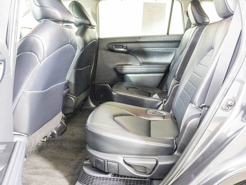 Used 2023 Toyota Highlander XLE image 31