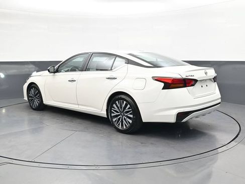 Used 2025 Nissan Altima 2.5 SV FWD image 6