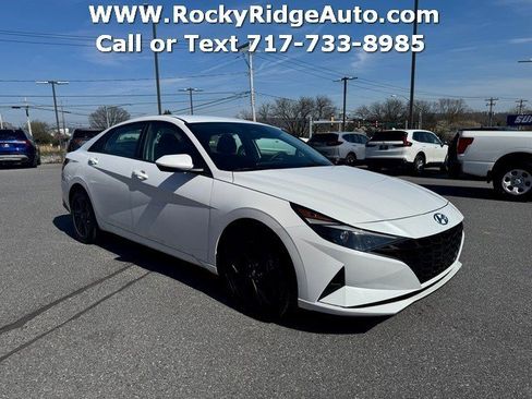 Used 2023 Hyundai Elantra SEL w/ Preferred Accessory Package FWD image 9
