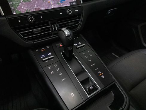 Certified 2025 Porsche Macan AWD/4WD image 16