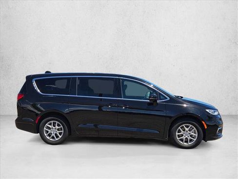 Used 2025 Chrysler Pacifica Select FWD image 4