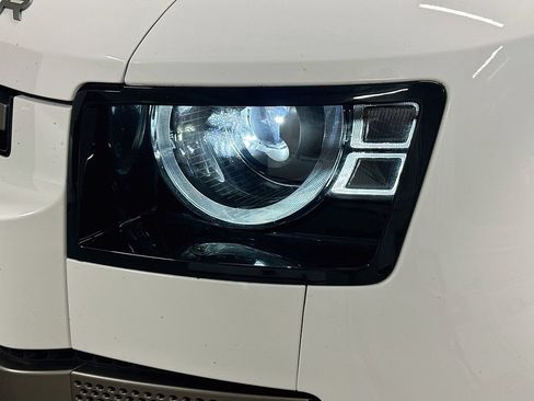 Used 2025 Land Rover Defender 110 X-Dynamic SE AWD/4WD image 32