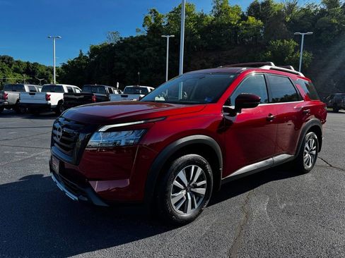 Used 2023 Nissan Pathfinder SL w/ Black Appearance Package AWD/4WD image 3