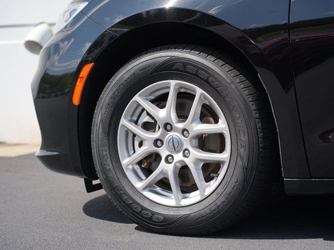 Used 2025 Chrysler Pacifica Select FWD image 11
