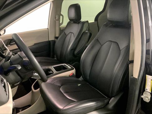 Used 2024 Chrysler Pacifica Touring-L FWD image 22