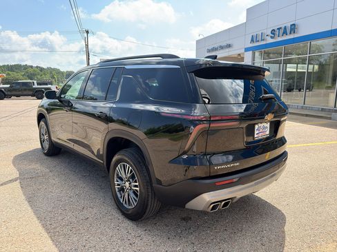 Used 2025 Chevrolet Traverse LT FWD image 6