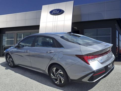 Used 2025 Hyundai Elantra SEL FWD image 3