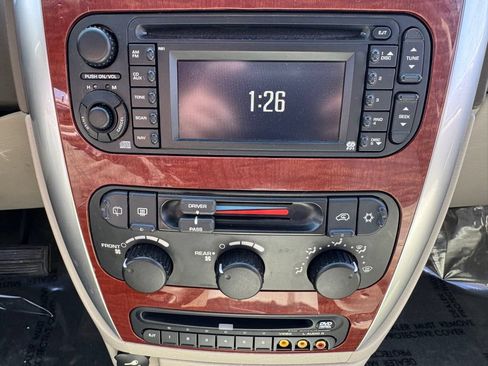 Used 2007 Chrysler Town & Country Touring FWD image 19