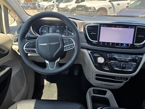 Certified 2024 Chrysler Pacifica Limited FWD image 18