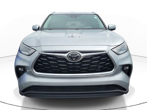 Used 2022 Toyota Highlander Limited FWD image 2