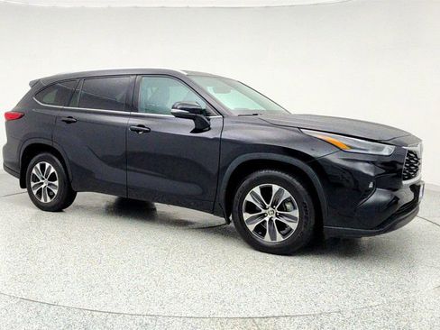 Used 2021 Toyota Highlander XLE image 3