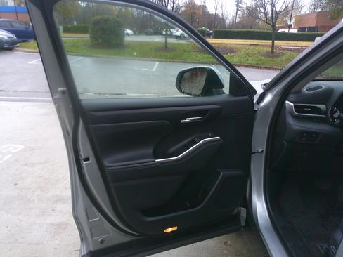 Used 2023 Toyota Highlander XLE image 15