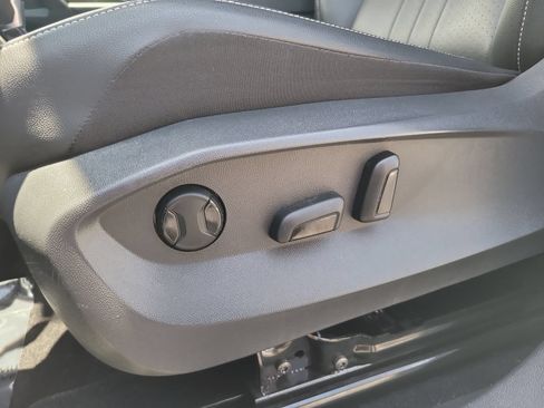 Used 2023 Volkswagen Tiguan SE FWD image 17