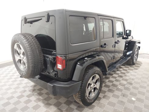 Used 2018 Jeep Wrangler Unlimited Sahara w/ Connectivity Group AWD/4WD image 3
