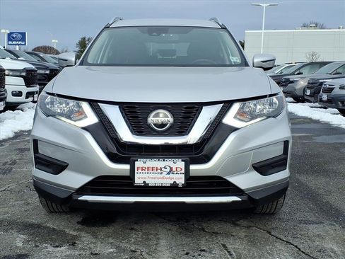 Used 2020 Nissan Rogue SV image 2