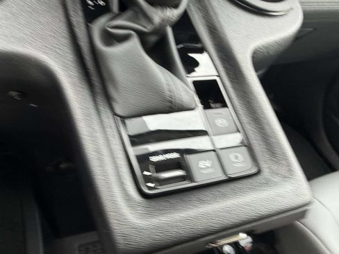 Used 2024 Toyota Sienna XLE FWD image 27