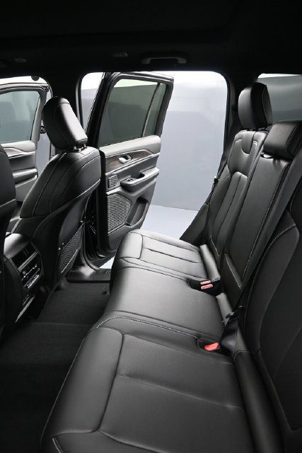 New 2026 Jeep Grand Cherokee Limited w/ Luxury Tech Group II AWD/4WD image 8
