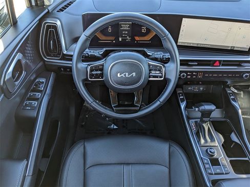 Certified 2025 Kia Sorento EX w/ Panoramic Sunroof Package image 17