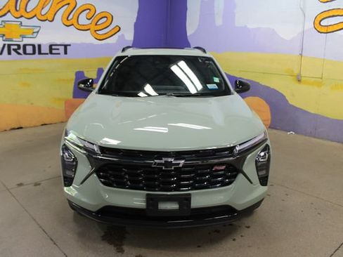 Used 2024 Chevrolet Trax RS w/ Sunroof Package FWD image 3