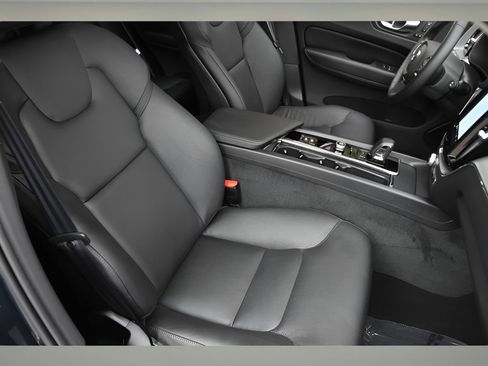Used 2025 Volvo XC60 B5 Core image 31