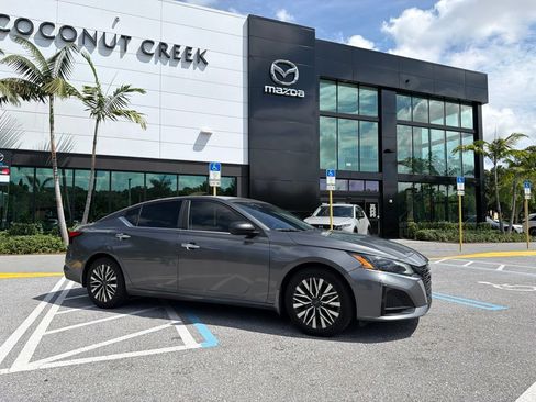 Used 2024 Nissan Altima 2.5 SV FWD image 2