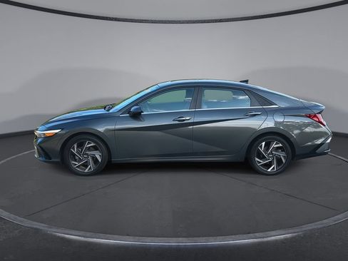 Used 2024 Hyundai Elantra SEL w/ Convenience Package FWD image 5
