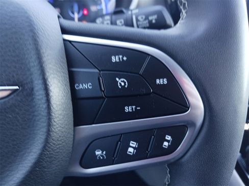 Used 2023 Chrysler Pacifica Touring-L image 34