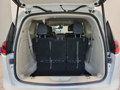 Used 2023 Chrysler Pacifica Touring-L FWD image 14