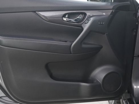 Used 2019 Nissan Rogue SV w/ Sun & Sound Touring Package image 18