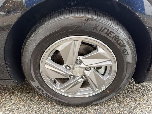 Used 2025 Hyundai Elantra SE image 38