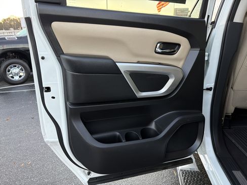 Used 2019 Nissan Titan SV w/ SV Convenience Package image 22