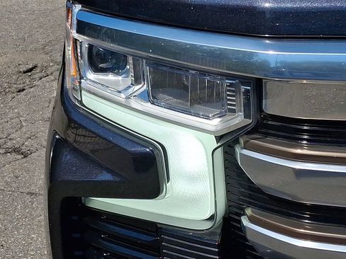 Used 2022 Chevrolet Silverado 1500 High Country w/ Z71 Off-Road Package AWD/4WD image 9
